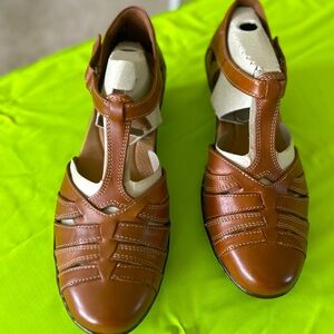 Clarks t- strap flats